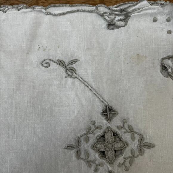Placemat Set of 4 11 x 17" White Linen Cutwork Gray Embroidered - Picture 6 of 6